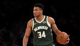 勒布朗·詹姆斯与萨瓦娜：篮球巨星甜蜜周年纪念，携手共进名人堂